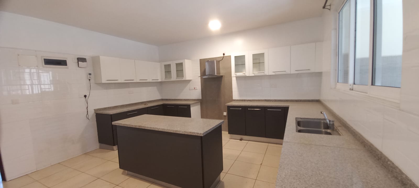 Spacious 3-BEDROOM All-En-Suite Apartment -Parklands