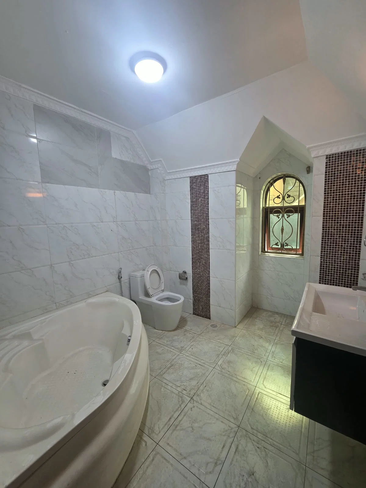 Spacious 5-BEDROOM Triplex + DSQ For Rent – Lavington