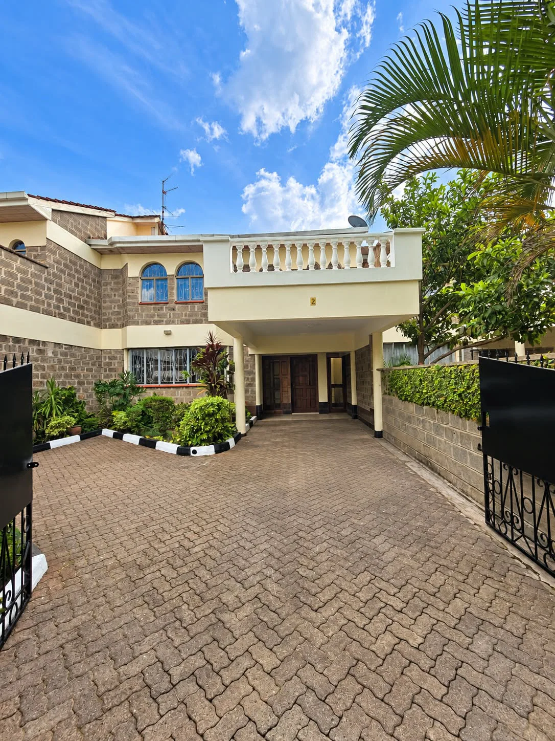 Spacious 4-BEDROOM + DSQ For Rent – Lavington