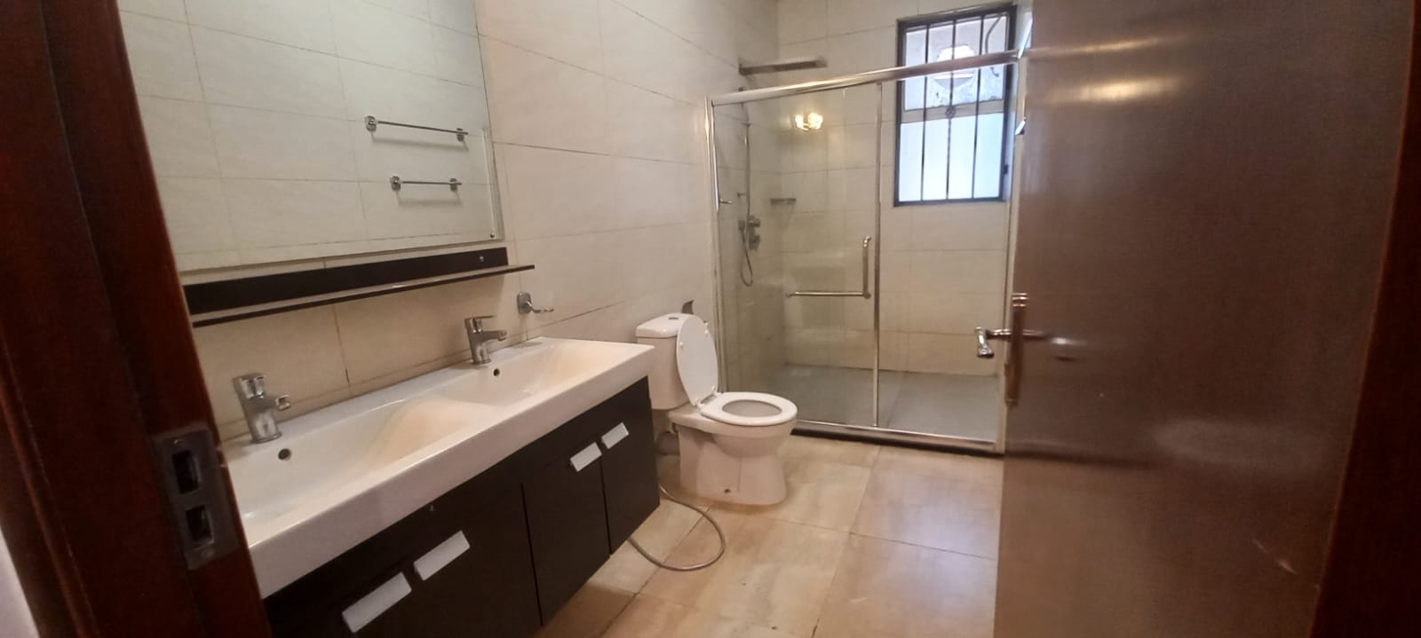 Spacious 3-BEDROOM All-En-Suite Apartment -Parklands