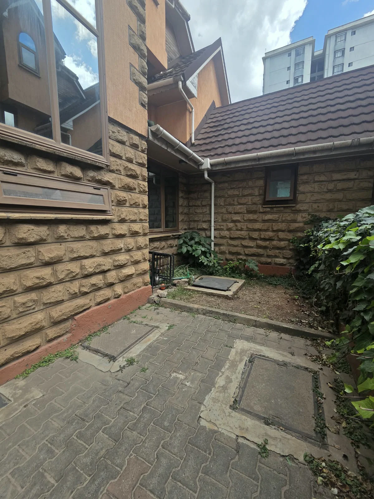 Spacious 5-BEDROOM Triplex + DSQ For Rent – Lavington