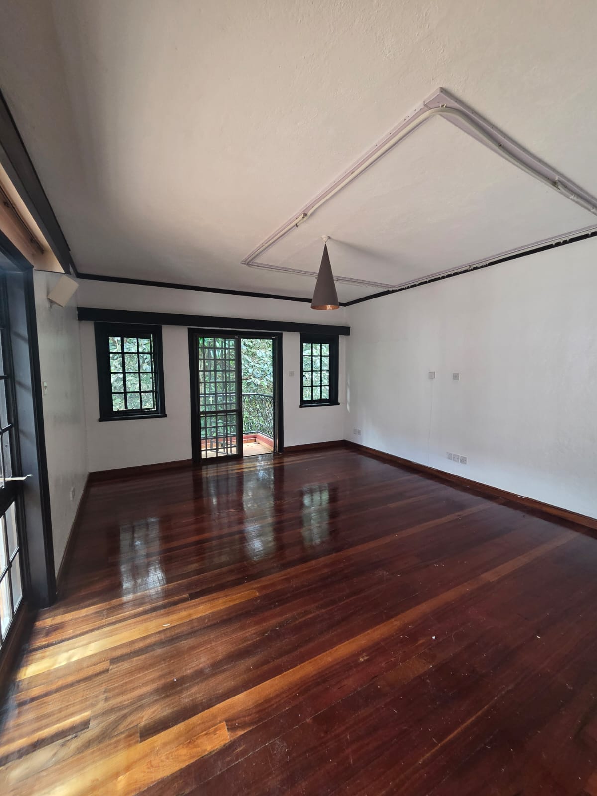 Spacious 4-Bedroom Villa with DSQ for Rent – Riverside