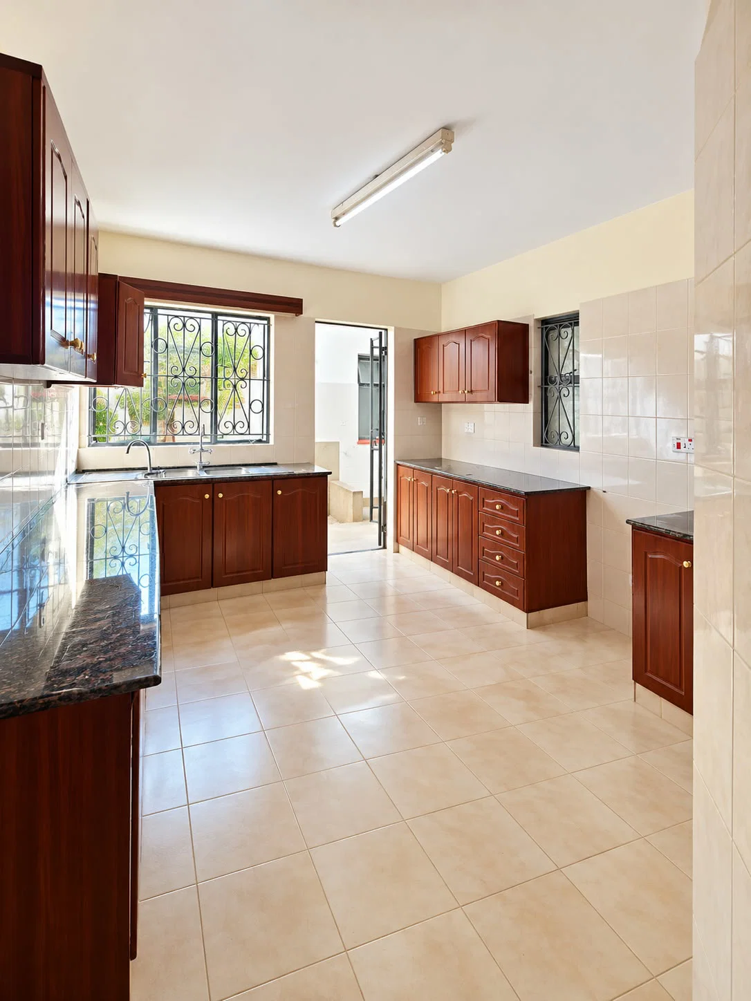 Spacious 4-BEDROOM + DSQ For Rent – Lavington
