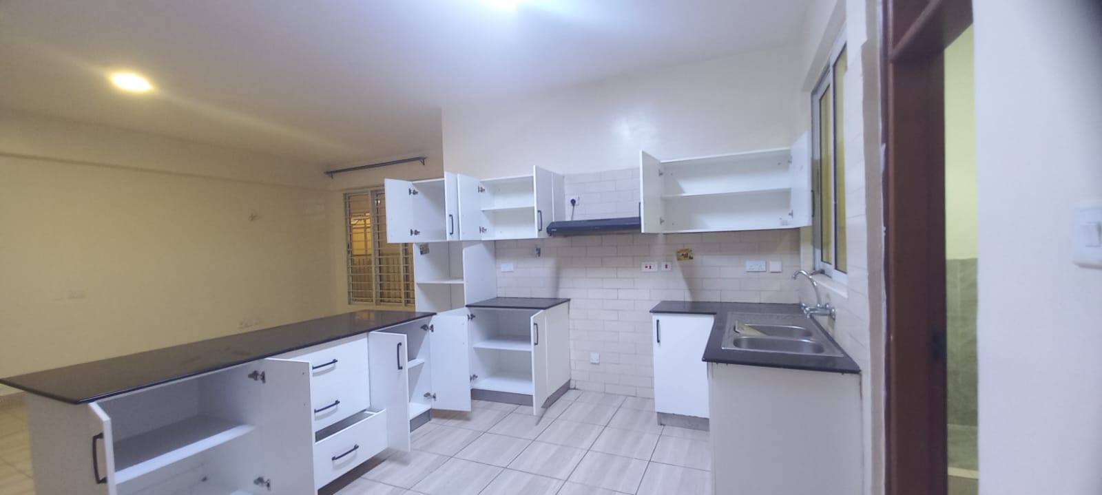 Spacious 4-BEDROOM Apartment - Parklands