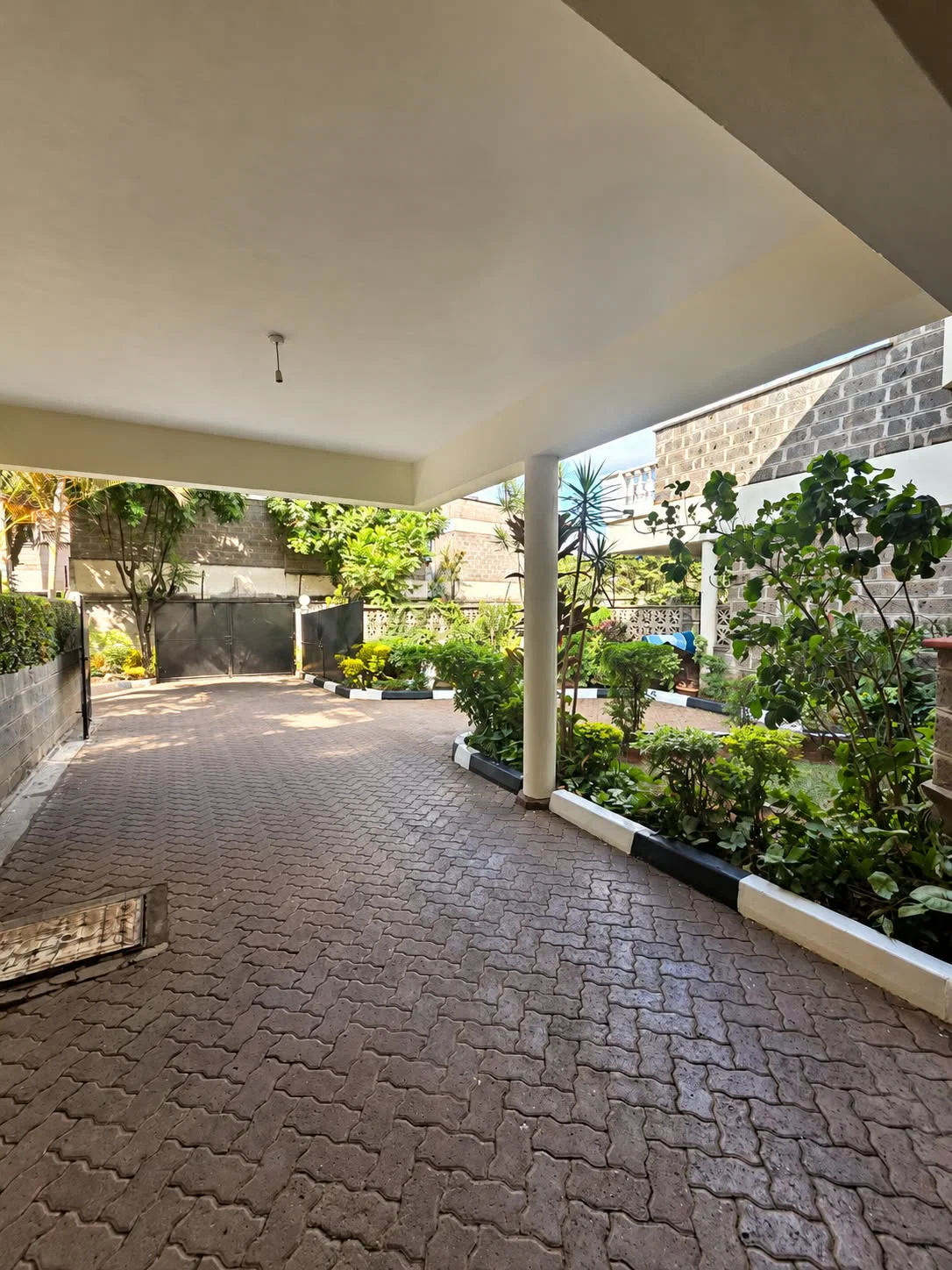 Spacious 4-BEDROOM + DSQ For Rent – Lavington